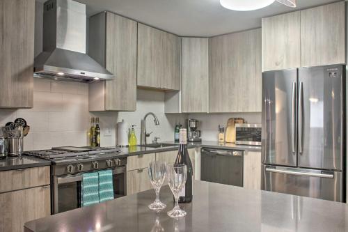 Imagen de la galería de Mid-Century Gem Dog-Friendly Home Near DC!, en Rockville