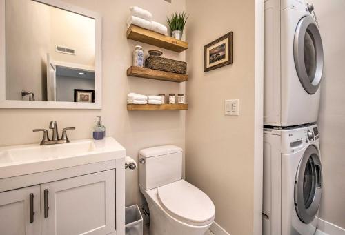 y baño con lavadora y secadora. en 8 Mi to Dtwn Sleek Seattle Home with Patio!, en Seattle