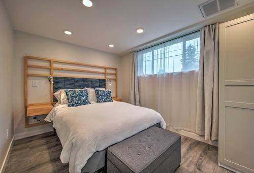 Un dormitorio con una cama y una ventana grande. en 8 Mi to Dtwn Sleek Seattle Home with Patio!, en Seattle