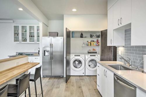Dapur atau dapur kecil di Scenic Depoe Bay Townhome with Deck Less Than 1 Mi to Parks!