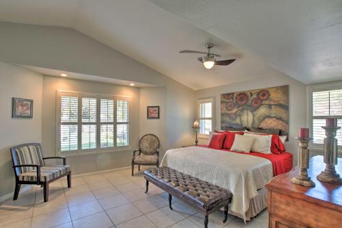 ein Schlafzimmer mit einem großen Bett mit roten Kissen in der Unterkunft Pet-Friendly Glendale Home Game Room and Pool! in Phoenix