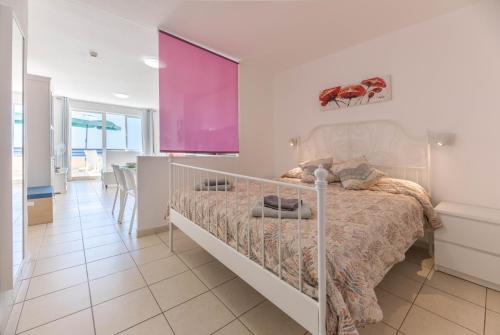 モロ・デル・ハブレにあるterrazza e vista oceano, Wi-Fi, aria condizionata, 6º pianoの紫の壁のベッドルーム1室(ベッド1台付)