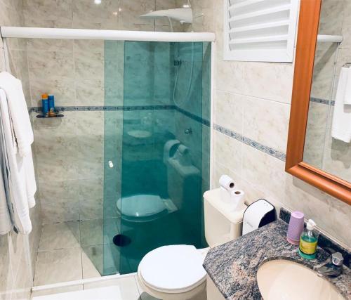 y baño con ducha, aseo y lavamanos. en Amarilis Flat Service en Riviera de São Lourenço