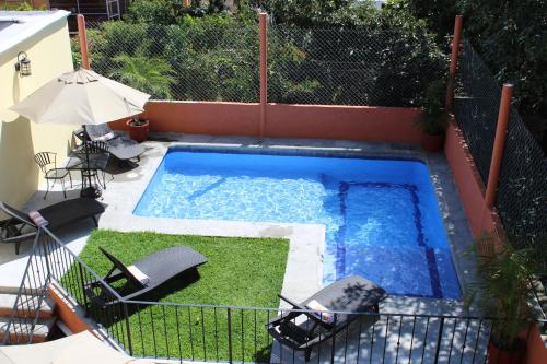 En udsigt til poolen hos Hotel Antigua Posada eller i nærheden