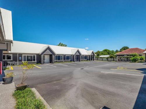 an empty parking lot in front of a building at Matamata Central Motel in Matamata