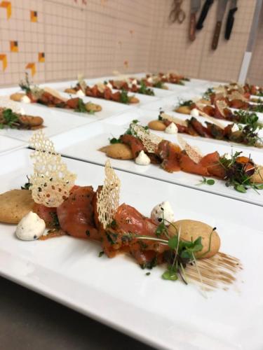ホテルの敷地内または近くでの食事または食べ物