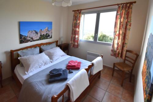 une chambre avec un lit avec des serviettes dessus dans l'établissement Villa Josephine: Vue magnifique sur mer et montagnes, à Laroque-des-Albères