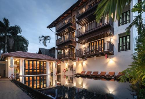 una vista exterior de un edificio con piscina en El Barrio Lanna- SHA Extra Plus en Chiang Mai