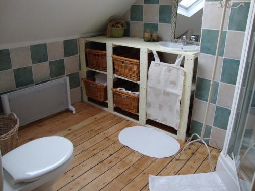 a bathroom with a toilet and a sink at B&B Marianne in Brussels