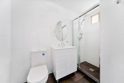 A bathroom at Appin Village Motel