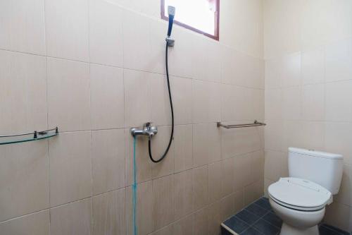 Ванна кімната в RedDoorz near RS Harapan Pematang Siantar