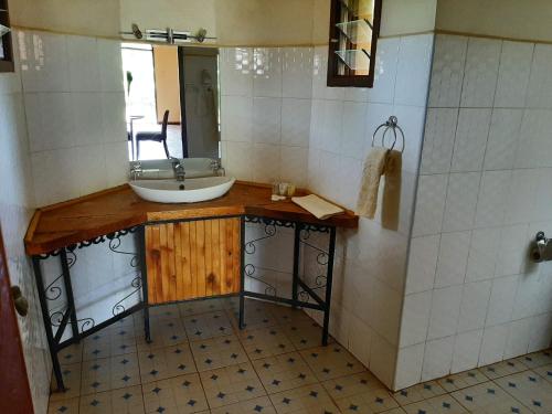 AA Lodge Amboseli tesisinde bir banyo