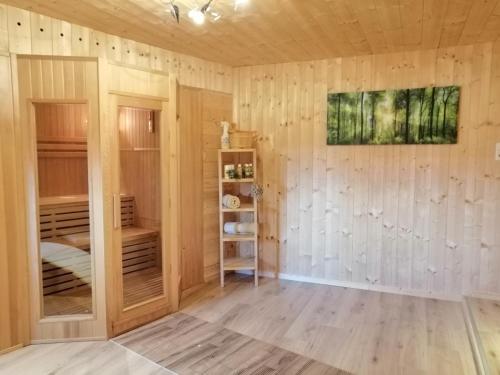 een kamer met houten wanden en houten vloeren bij Almhütte Grosserhütte in Katschwald