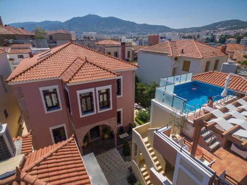 een luchtzicht op een huis met een zwembad bij Theofilos Paradise Boutique Hotel in Mytilini