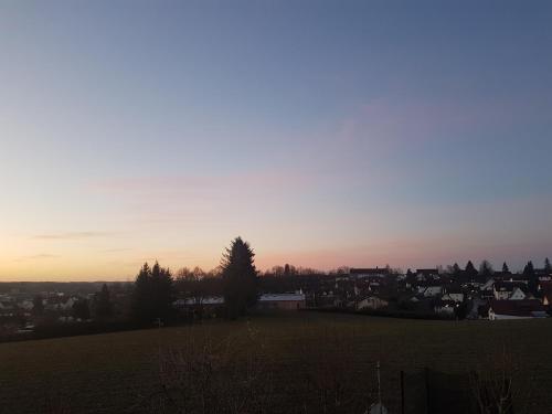 uitzicht op een stad vanaf een veld bij zonsondergang bij 50 Quadratmeter abgeschlossene Wohnung mit Panoramablick in Pfaffenhofen an der Ilm