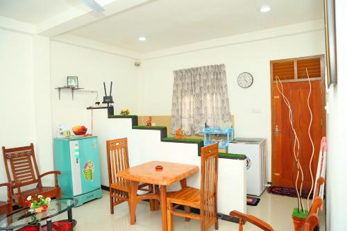 une salle à manger avec une table et un escalier dans l'établissement Global Lake Villa Hikkaduwa, à Hikkaduwa