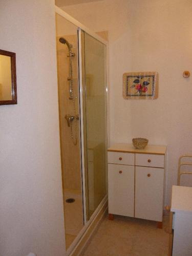 La salle de bains est pourvue d'une douche et d'une commode avec un lavabo. dans l'établissement mamaisonaoleron 3ch-6pers calme terrain clos OLERON, à Grand-Village-Plage
