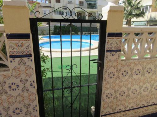 ein offenes Tor mit einem Pool im Hintergrund in der Unterkunft Villa Duplex 8 Persons, Terrace, Swimming Pool And Bbq in Torrevieja
