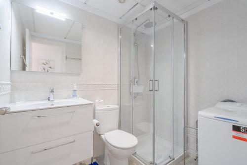 ein Badezimmer mit Dusche, Toilette und Waschbecken in der Unterkunft Apartamento Ibn sadi14 in Nerja