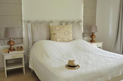 ein Schlafzimmer mit einem Bett mit Hut darauf in der Unterkunft Létan Lontan in Rodrigues Island