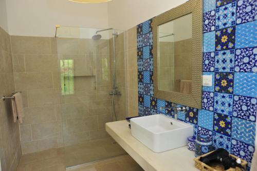 y baño con lavabo y ducha. en Létan Lontan en Rodrigues Island