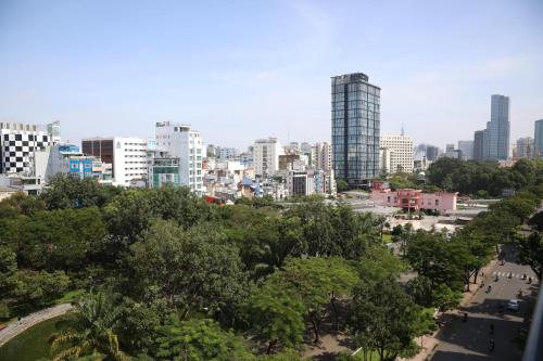 Pemandangan umum Ho Chi Minh City atau pemandangan kota yang diambil dari hotel