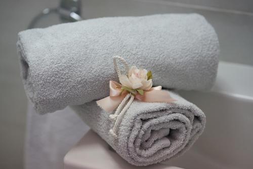 a towel with a flower on top of a toilet at B&B Il Bacio di Capri in Anacapri