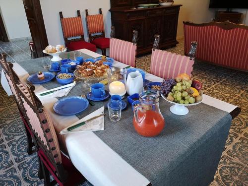 un tavolo con sopra piatti di cibo di B&B villa Maria a Giovinazzo