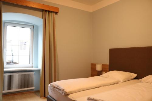 Posteľ alebo postele v izbe v ubytovaní Gasthof Goldene Traube