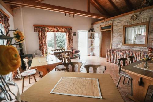 ein Restaurant mit Tischen und Stühlen in einem Zimmer in der Unterkunft Gästehaus Finklacke in Apetlon