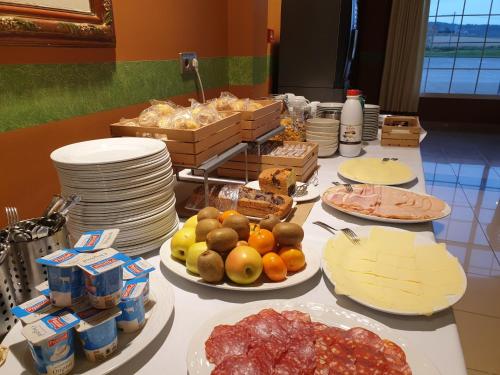 a buffet with plates of food on a table at Hotel Restaurante La Alhama in Medina de Pomar