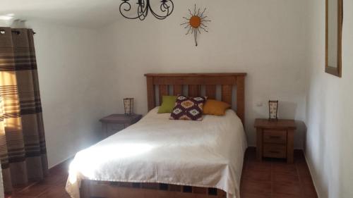 アロラにあるCasita Azaharのベッドルーム(白いベッド、枕付)