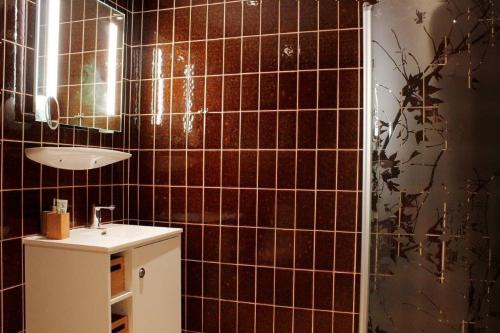 a bathroom with a sink and a mirror at Nordkap Bed & Bath in Holstebro