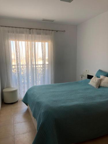 Giường trong phòng chung tại Urbanización Mar de Canet, 2 dormitorios con piscina comunitaria, garaje y wifi
