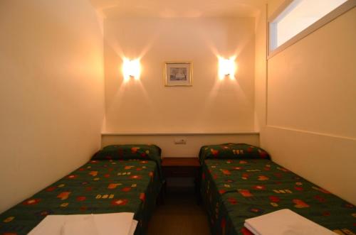 A bed or beds in a room at JARDINS DEL MAR 21