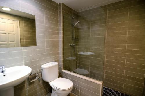 a bathroom with a toilet and a sink and a shower at JARDINS DEL MAR 21 in L'Estartit