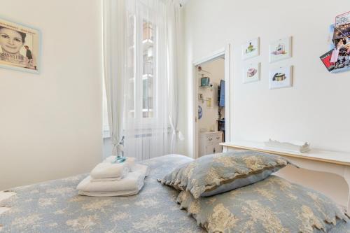 una camera con letto, cuscino e scrivania di Naviglio Pavese Cosy Apartment a Milano