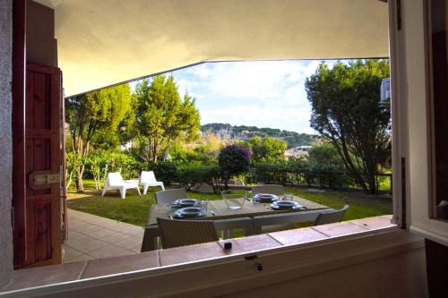 - une vue depuis la fenêtre d'une terrasse avec une table et des chaises dans l'établissement Sa Tirìa, à Chia