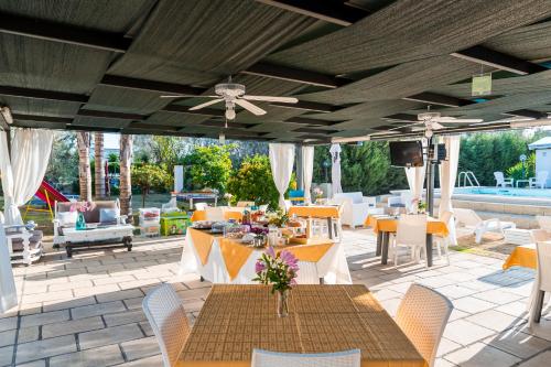 馬蒂諾的住宿－B&B Villaggio Regina，一个带桌椅的庭院和一个游泳池