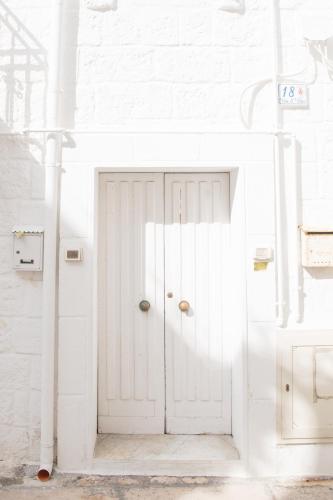 a white door in a white walled room at Casa San Vito in Monopoli
