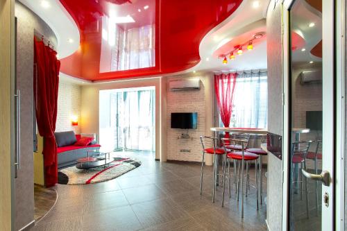 a living room with red ceilings and red chairs at Люкс студия 1 комнатная,в центральном районе города in Mykolaiv