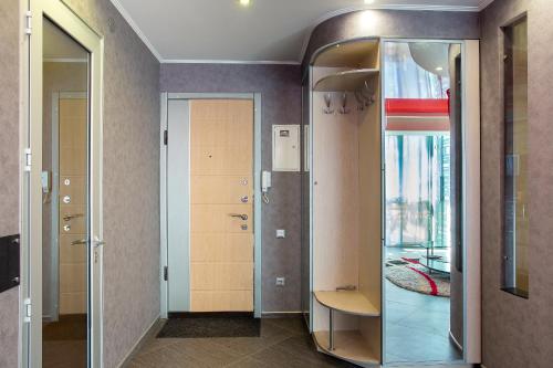 ein Ankleidezimmer mit einem Spiegel und einem Flur in der Unterkunft Люкс студия 1 комнатная,в центральном районе города in Mykolajiw