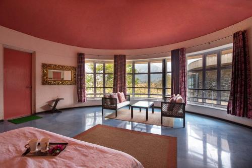 Zdjęcie z galerii obiektu StayVista's Villa Kornet - Mountain-view luxury with a swimming pool and a spacious lawn adorned with a gazebo w mieście Panvel