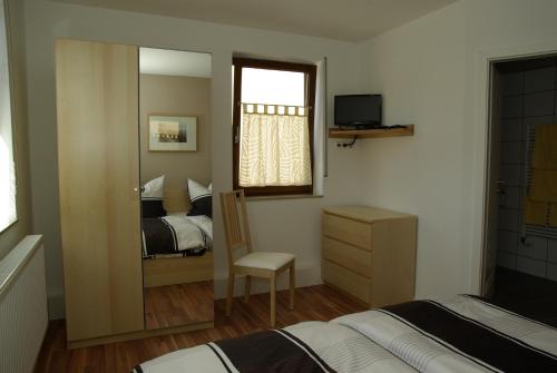 Cama o camas de una habitación en Gästezimmer zwischen Neckar und Enz