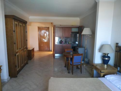 Η κουζίνα ή μικρή κουζίνα στο Alia Beach Residence