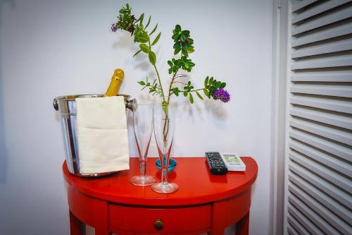a table with two vases and a blender on it at Santo António's Guesthouse in Cascais