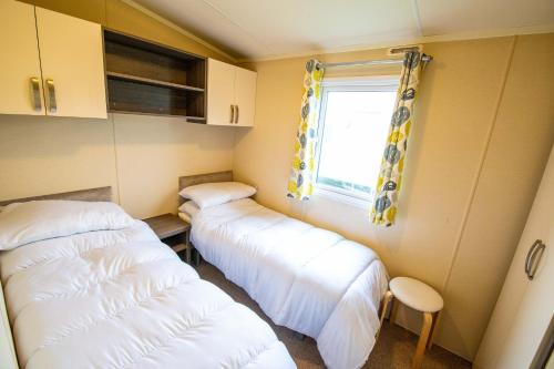 Ένα ή περισσότερα κρεβάτια σε δωμάτιο στο Big Skies Platinum Plus Holiday Home with Wifi, Netflix, Dishwasher, Decking