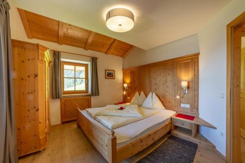 1 dormitorio con 1 cama grande en una habitación en Prackfiedererhof, en Villandro