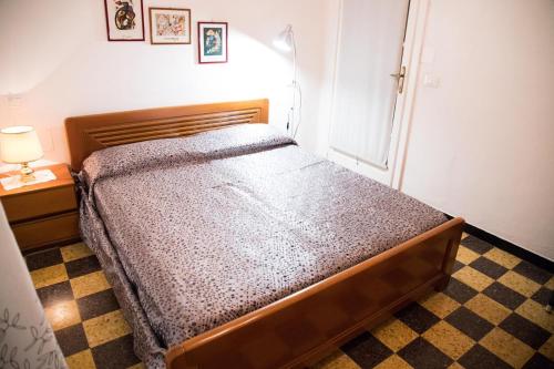 - une chambre avec un lit, une lampe et une fenêtre dans l'établissement Grillo apartment, à Levanto