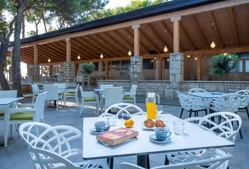 En restaurant eller et andet spisested på Mobile Homes Camp Pineta - Adriatic Kampovi
